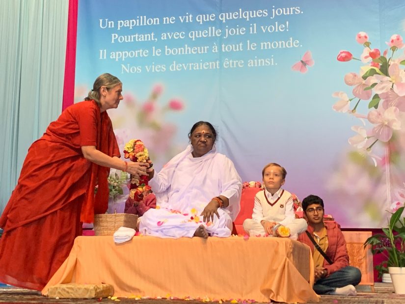 Dans les bras d’Amma