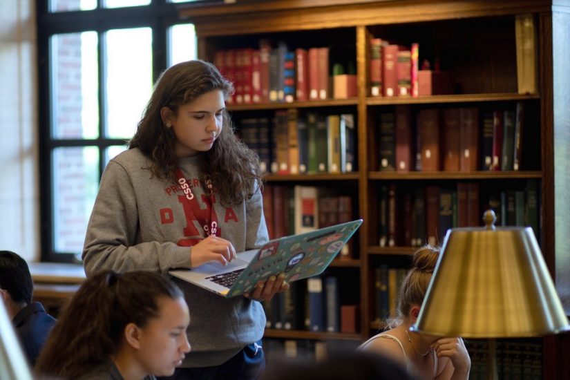Des étudiants de grandes universités en soutien d’élèves du secondaire 1