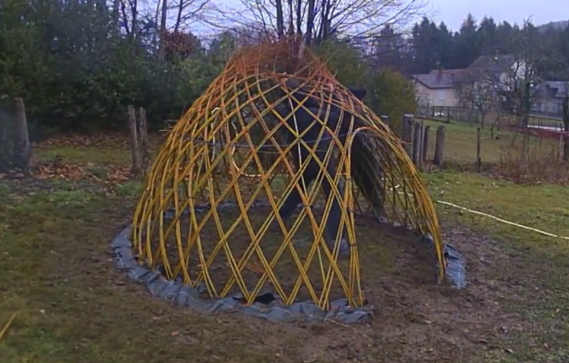 Monastère de Saorge : une cabane en osier vivant 3