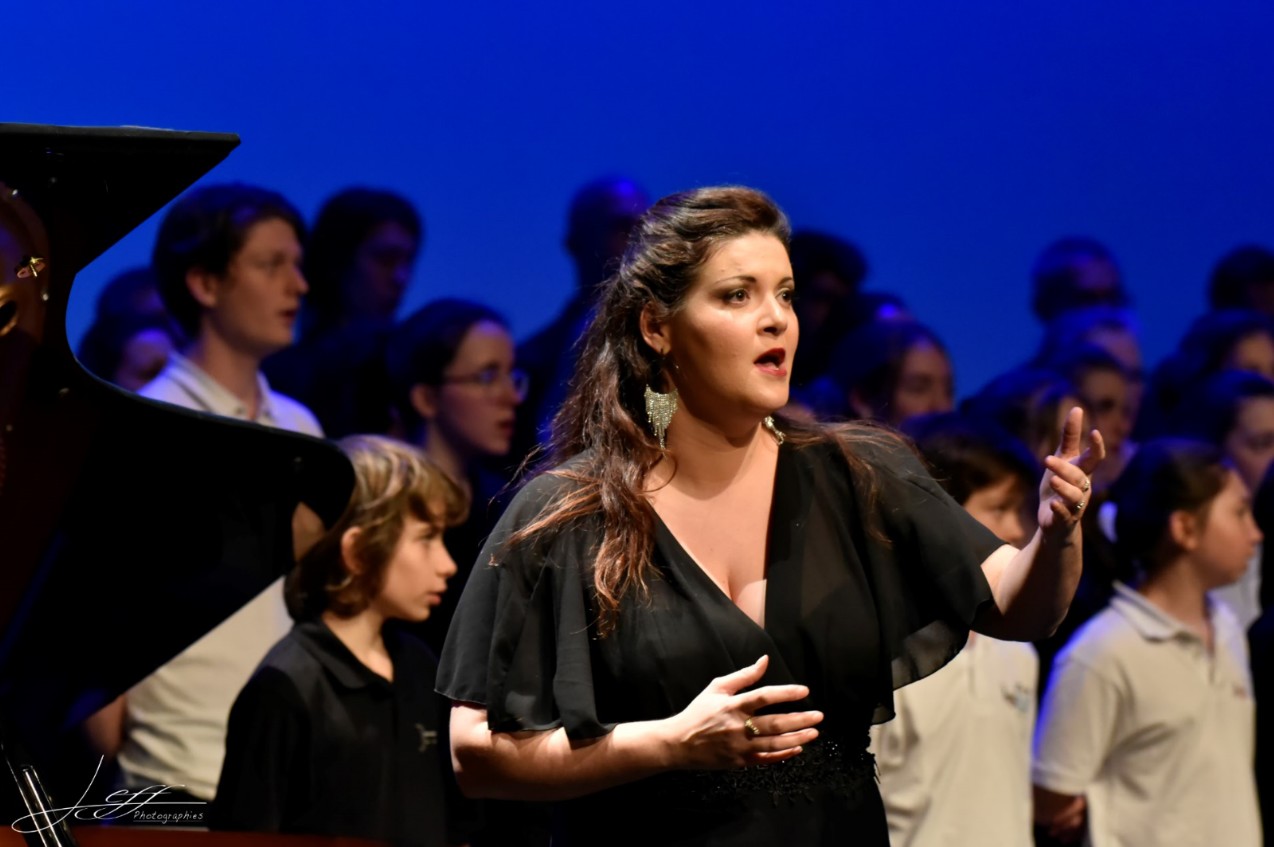 jennifer-michel-concert-calms