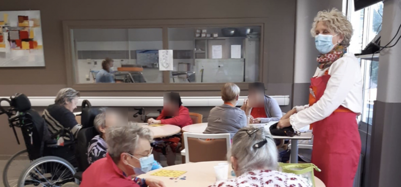 Ninou Thustrup, infirmière à la retraite et Blouse Rose 1