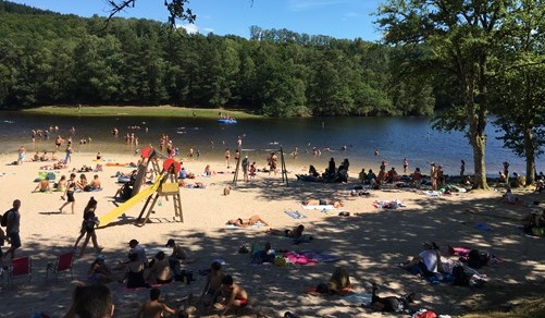 Tourisme #5 : Des vacances en vert et bleu. Double labellisé Station Verte et Pavillon Bleu, la commune de Treignac s’engage pour son patrimoine culturel et naturel. © Treignac