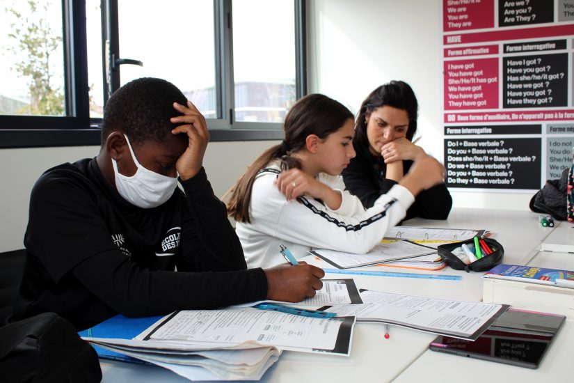 Dans une petite salle, Amandine Pol aide Curtis et Ava à décrypter la structuration des phrases. @MGP