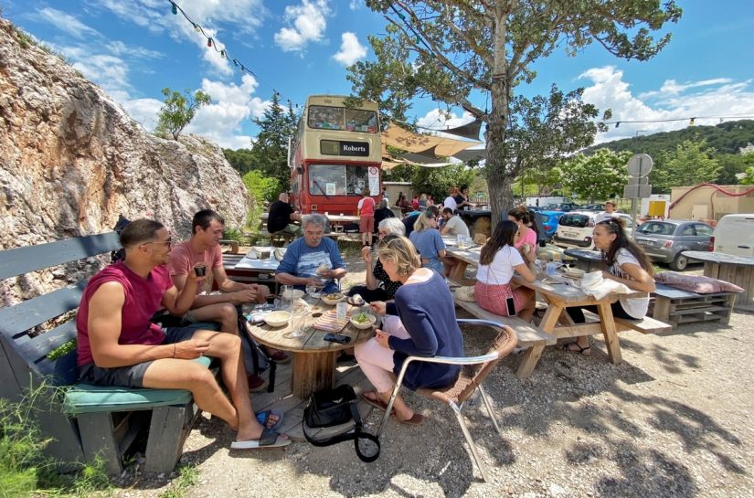 cabries-cafe-associatif-bus-anglais