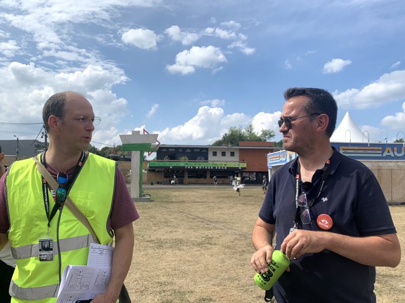 Jean Perrissin (à droite), le monsieur développement durable fait le tour du site avant reprise du festival.