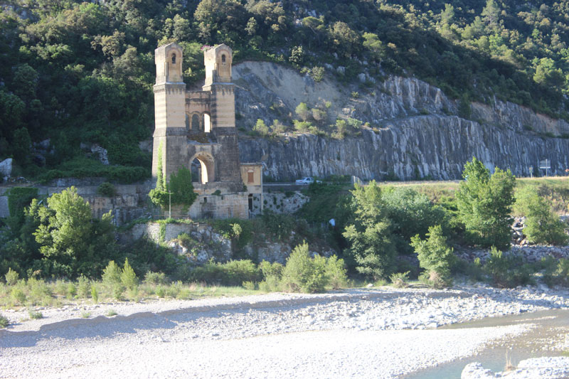 Près de 80 ans après leur mort, il retrouve la stèle honorant ses frères 2