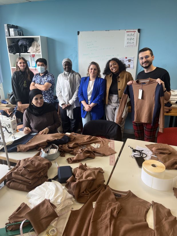 Derrière les pièces créées par Revive, des petites mains qui viennent d'ateliers d'insertion situés à 15 km de Lille.