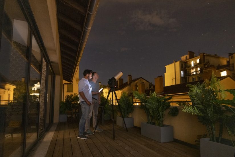 observer-ciel-nuit-ville-telescope