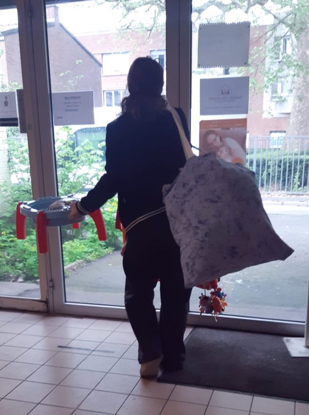 Une maman sortant de l’association son petit bagage d’amour à l'épaule.