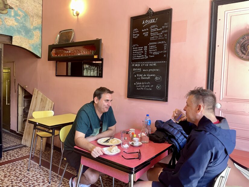 Pour le sauver, des clients achètent leur restaurant 1