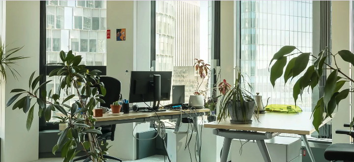 Au bureau, le mobilier de seconde main a la cote