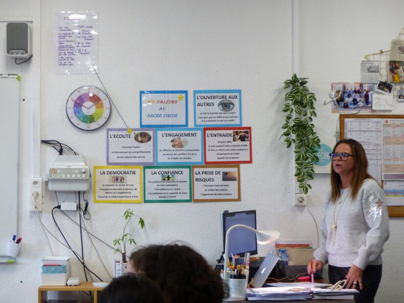 Faustine damaZ  debout valeurs affichées au mur