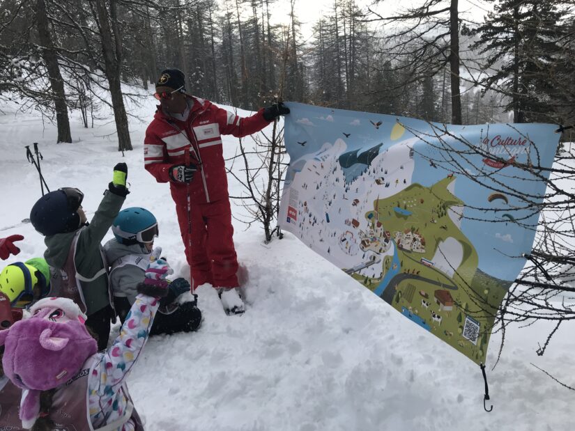 Grâce à la fresque, les élèves peuvent participer et comprennent que la montagne est très différente en été. Mais aussi attractive. © AS