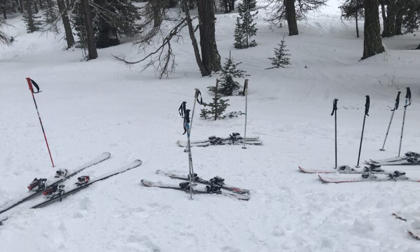 Pendant une dizaine de minutes, les enfants déchaussent les skis pour une pause pédagogique. © AS