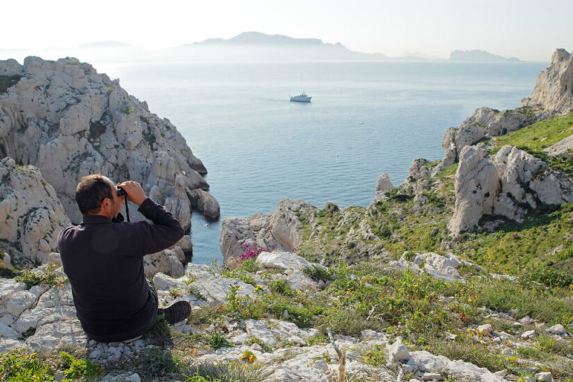 littoral vue frioul, quelqu'un avec jumelles