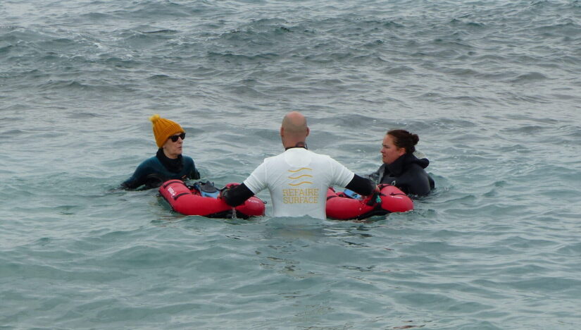 Aurélien Guillois dans l'eau avec Michèle et Guillemette / Refaire surface
