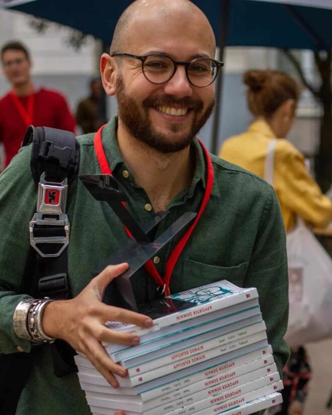 Jonas, les bras chargés de BD @DR