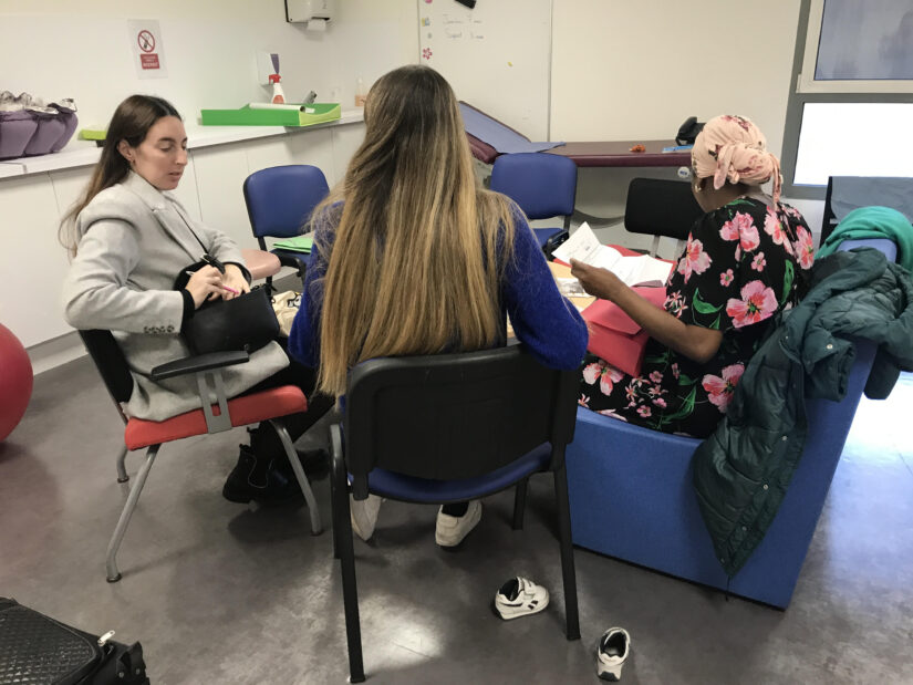 Autour de Clélia Bianchi, les futures mamans feuillettent les documents mis à leur disposition dans la salle de la PMI Colbert. 