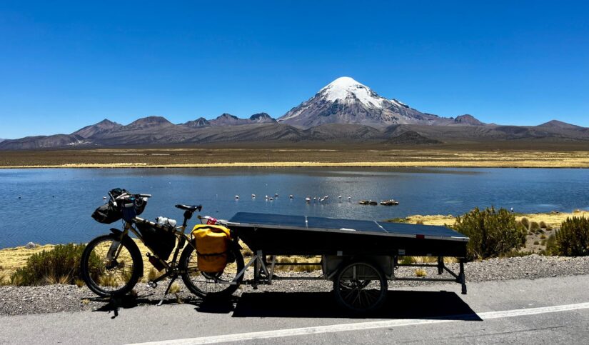 Les vélos à assistance électrique inventés par Thomas Millès tractent des panneaux solaires sur une étroite remorque se transformant en tente la nuit venue. © DR