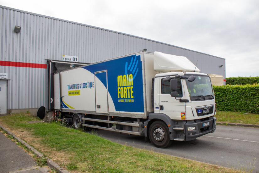 Chez Main Forte, les salariés en insertion apprennent à charger/ décharger les camions en toute sécurité. 