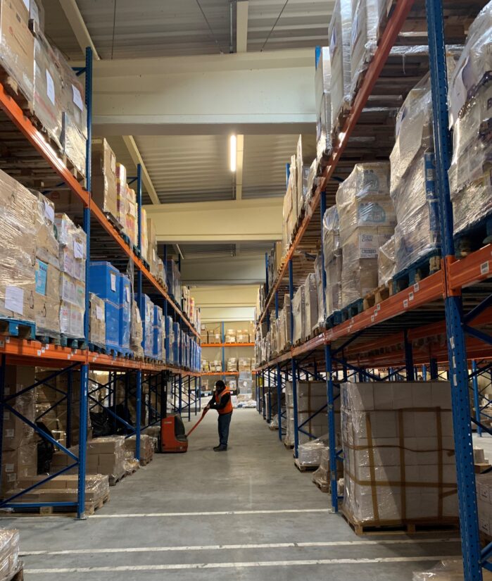 L'entreprise propose aussi des formations en logistique comme ici dans son entrepôt de Saint André (banlieue de Lille) depuis 3 ans. 