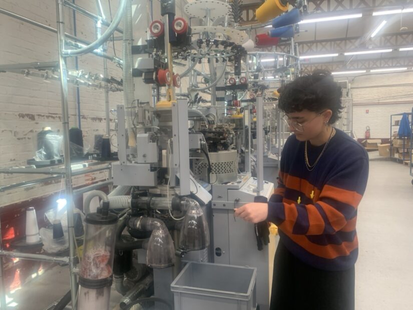 Anna, jeune designeuse, travaille à l'usine des Trois Tricoteurs depuis presque un an. Elle apprécie de pouvoir voir un produit se construire de but en bout. ©Virginie Menvielle