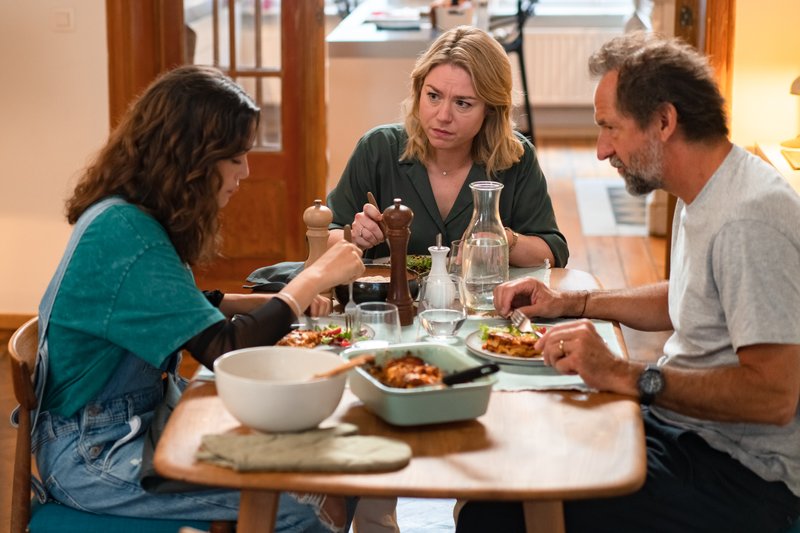 discussion à table entre Emma et ses parents
