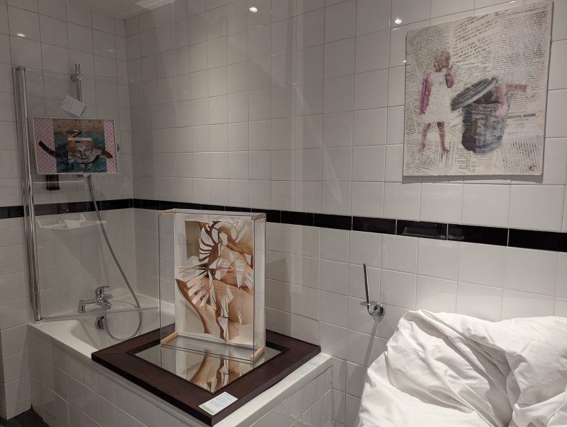 Les oeuvres envahissent les chambres et les salles de bain. 