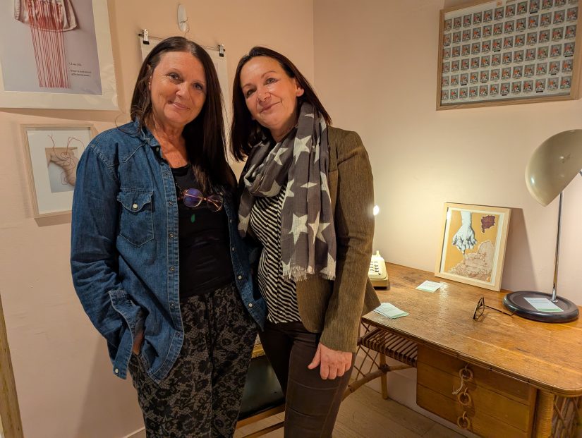 A l'origine de l'exposition Chambre 39, deux femmes engagées : l’artiste Sandrine Kiefer et la directrice du greet Hôtel Marseille Centre Saint-Charles, Fernanda Ravault.