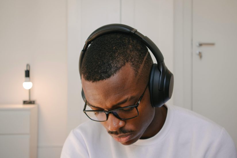 homme avec un casque