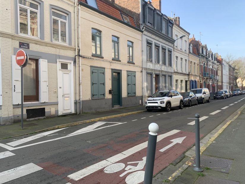 Des rues sont passées en double sens de circulation pour les vélos, comme ici dans la rue Blanche, dans le quartier Saint Maurice. ©Virginie Menvielle
