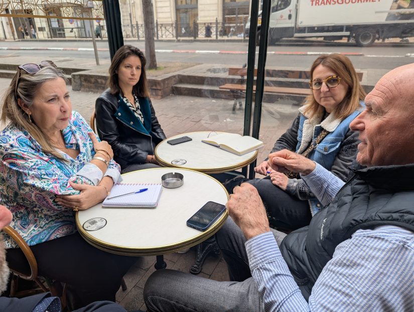 Les participants au premier café mensuel organisé à Marseille ont partagé leurs expériences en petit groupe.