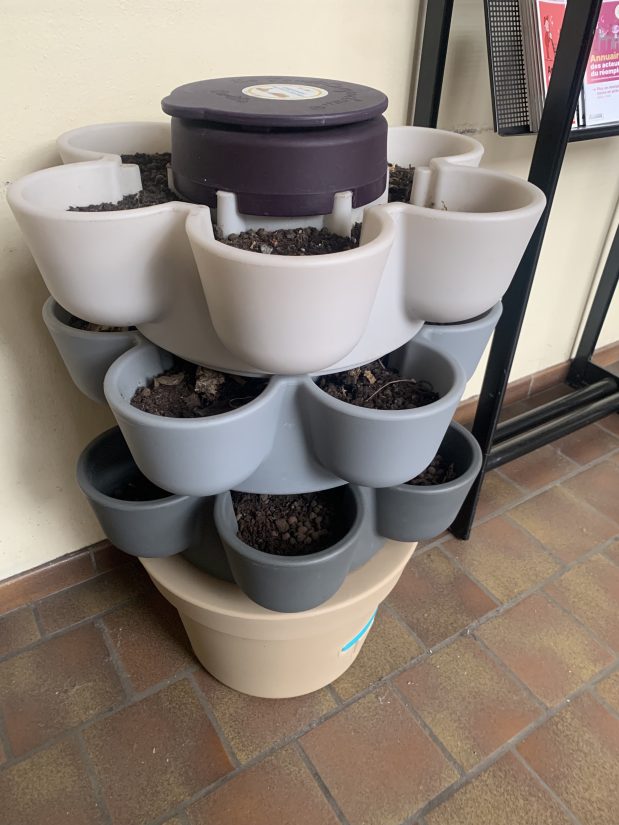 La mairie propose depuis 2019 aux habitants des jardicomposteurs à installer sur leur balcon. Les plantes dans les pots se nourrissent des déchets présents dans le compost. ©Virginie Menvielle