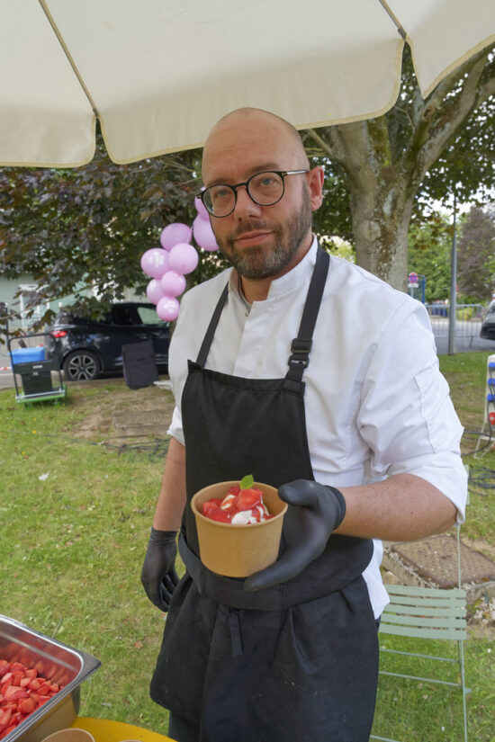 Le chef Elie Beghin fait découvrir sa pavlova, que Melinda a hâte de déguster. ©Toutlemondecontrelecancer