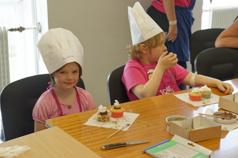 La journée s'est terminée par un atelier pâtisserie, Shaïna est très fière de sa création. ©Toutlemondecontrelecancer
