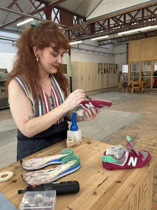 Octavie, ancienne élève de la première promotion, a été embauchée comme assistante au sein de l'école, elle développe en parallèle son entreprise de réparation de chaussures, des baskets notamment. ©Virginie Menvielle